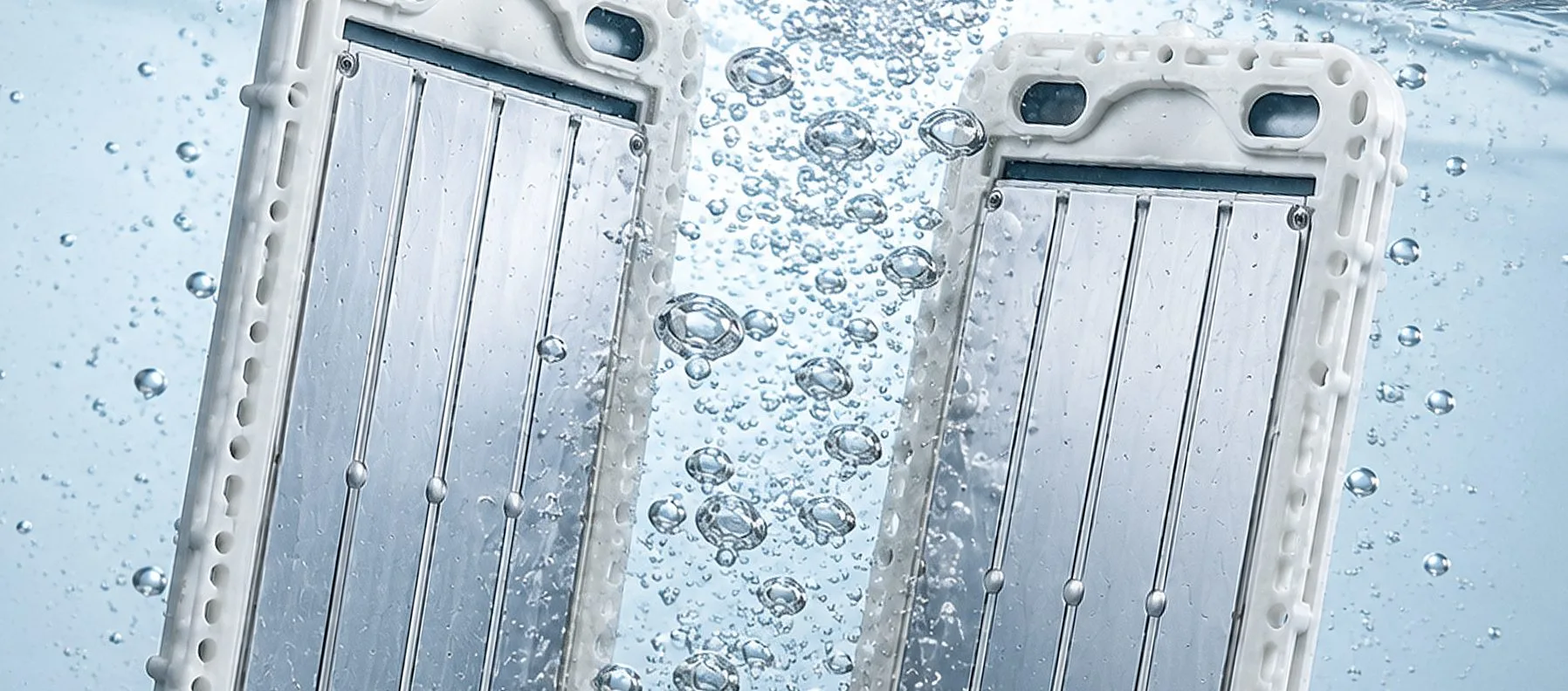 De platina-gecoate titaniumplaten die water elektrolyseren, met fijne belletjes die ertussen opstijgen